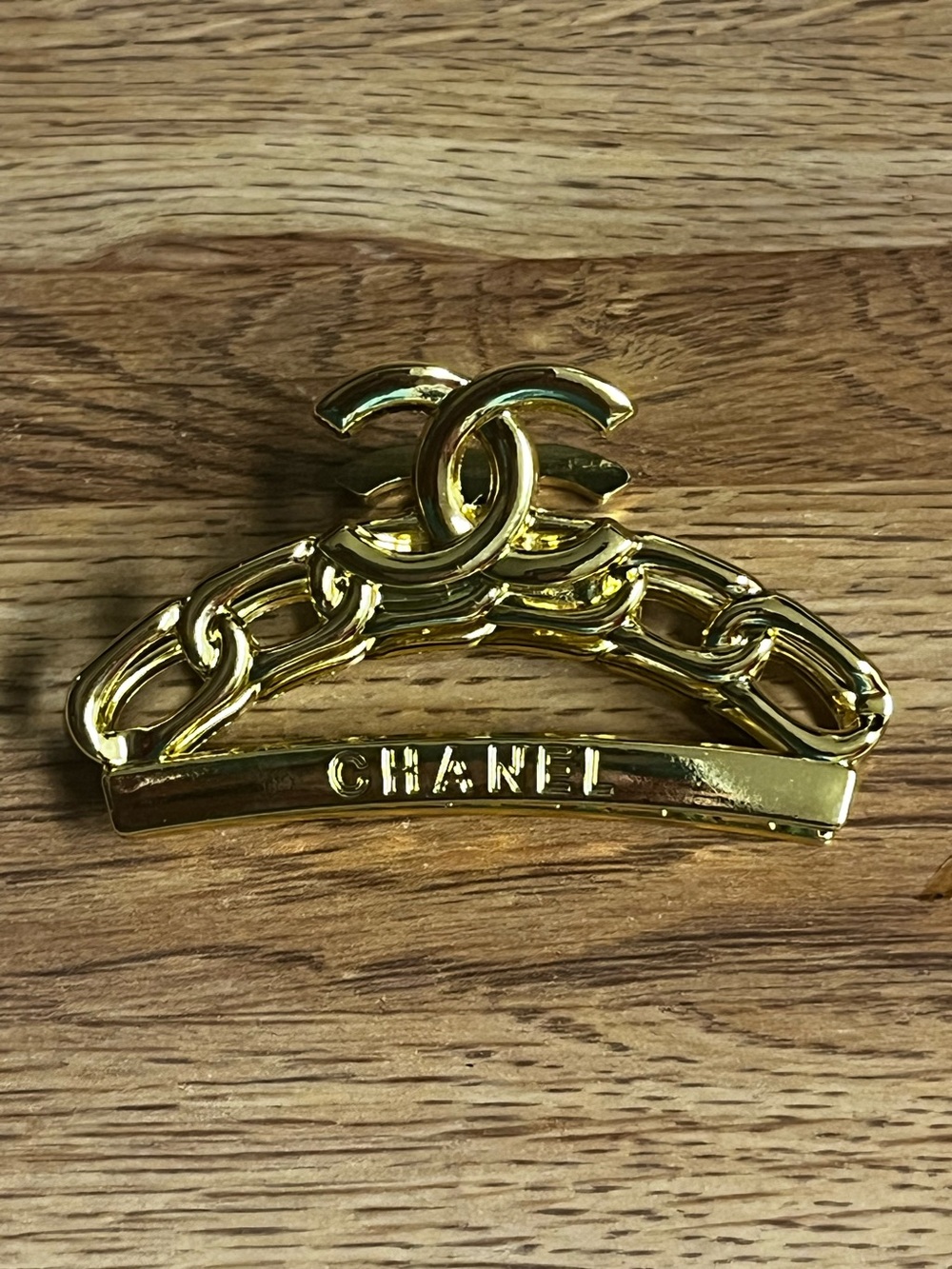 💛 ChaneI Gold Tone Metal Signature Claw Clip Hair Accessory - Picture 2 of 4